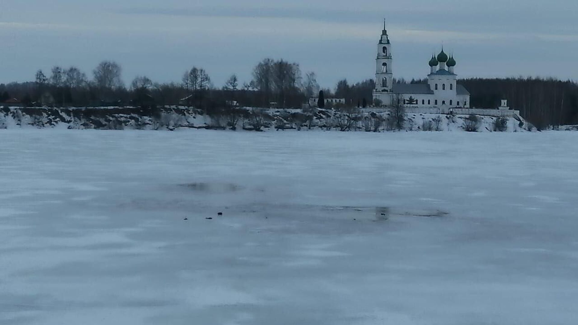 В ночь с 19 на 20 марта компания отдыхающих, переходя акваторию реки Волги около села Диево-Городище, провалилась под лёд - РИА Новости, 1920, 20.03.2023