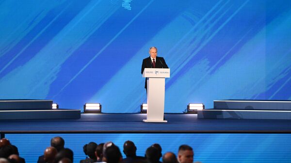 Президент РФ Владимир Путин выступает на международной парламентской конференции Россия - Африка в многополярном мире