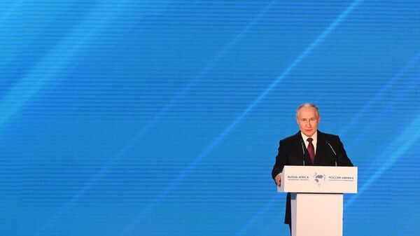 Президент РФ Владимир Путин выступает на международной парламентской конференции Россия - Африка в многополярном мире