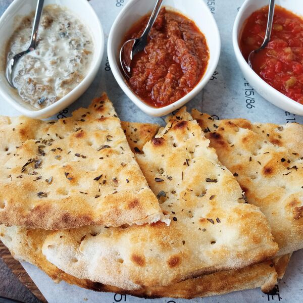 Лепешка с тремя видами намазок: рыбной, овощной и мясной в Cafe 15/86 в Тюмени Лепешка с тремя видами намазок: рыбной, овощной и мясной в Cafe 15/86 в Тюмени