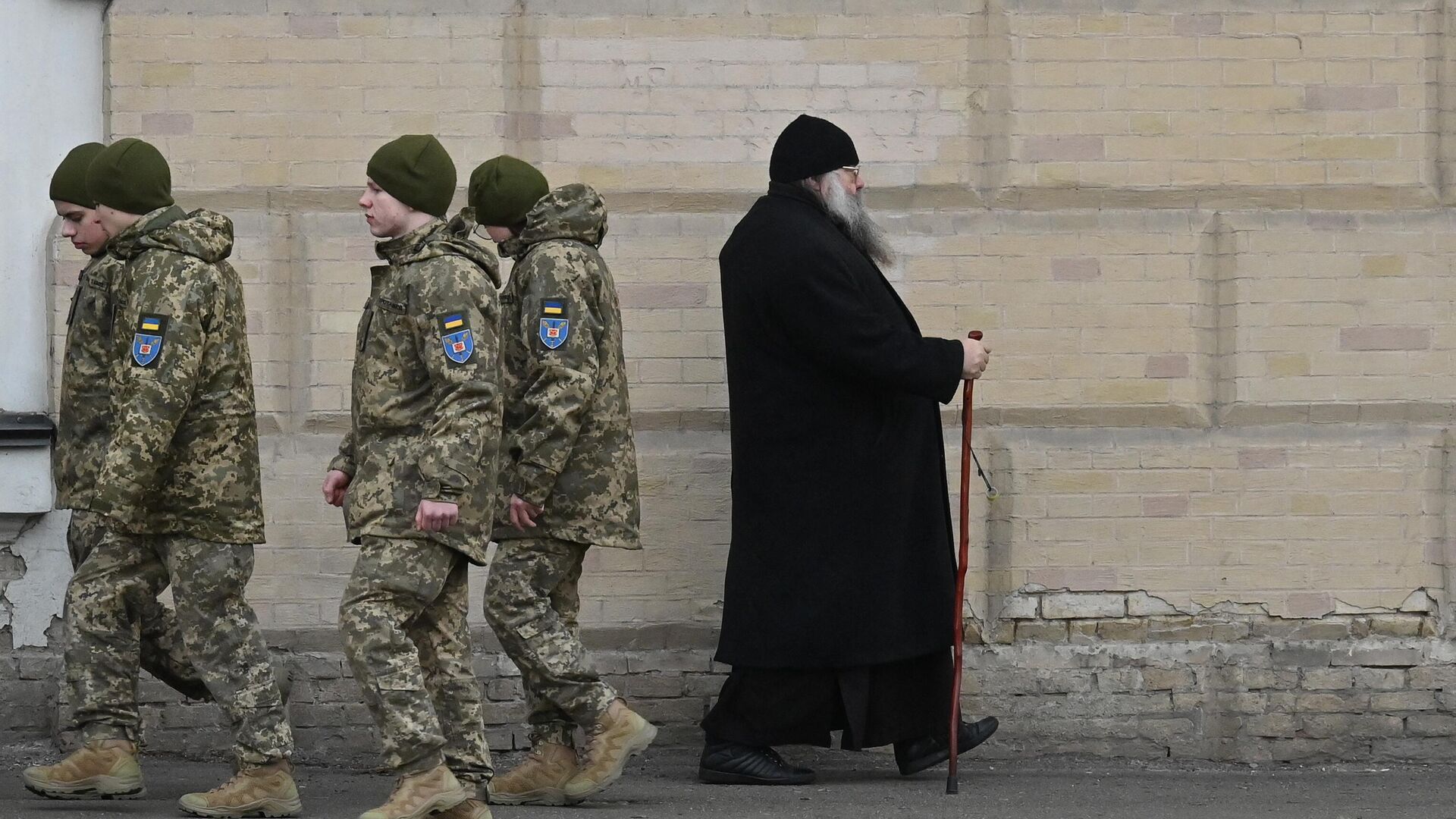 Украинские военнослужащие проходят мимо монаха в Киево-Печерской Лавре - РИА Новости, 1920, 03.04.2023