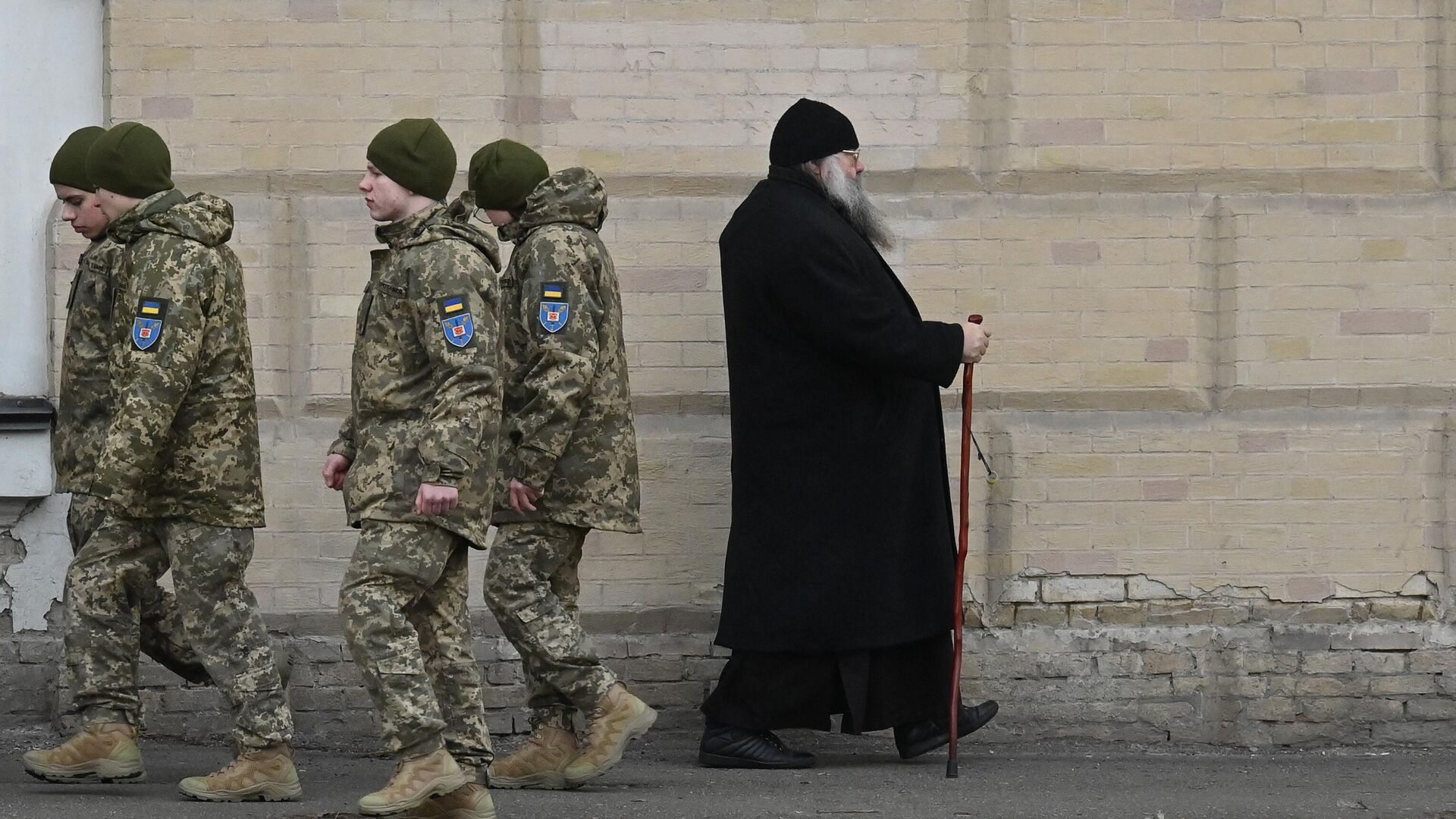 Украинские военнослужащие проходят мимо монаха в Киево-Печерской Лавре - РИА Новости, 1920, 03.04.2023