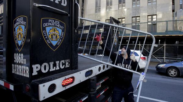 Работники Департамента полиции Нью-Йорка выгружают ограждения около офиса окружного прокурора Манхэттена