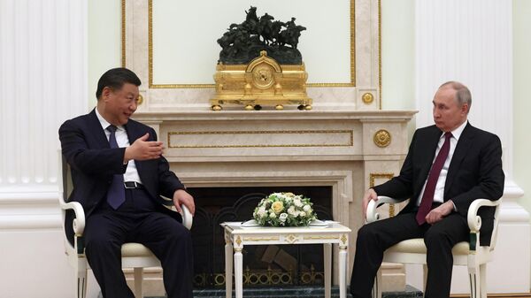 Президент России Владимир Путин и председатель Китайской Народной Республики Си Цзиньпин (слева) во время встречи