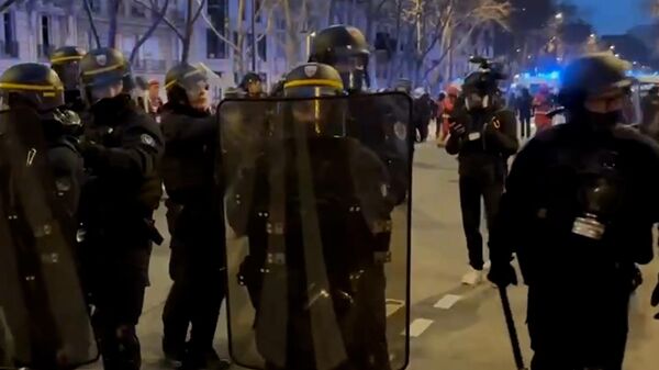 Столкновение демонстрантов и полиции во время акции протеста в Париже