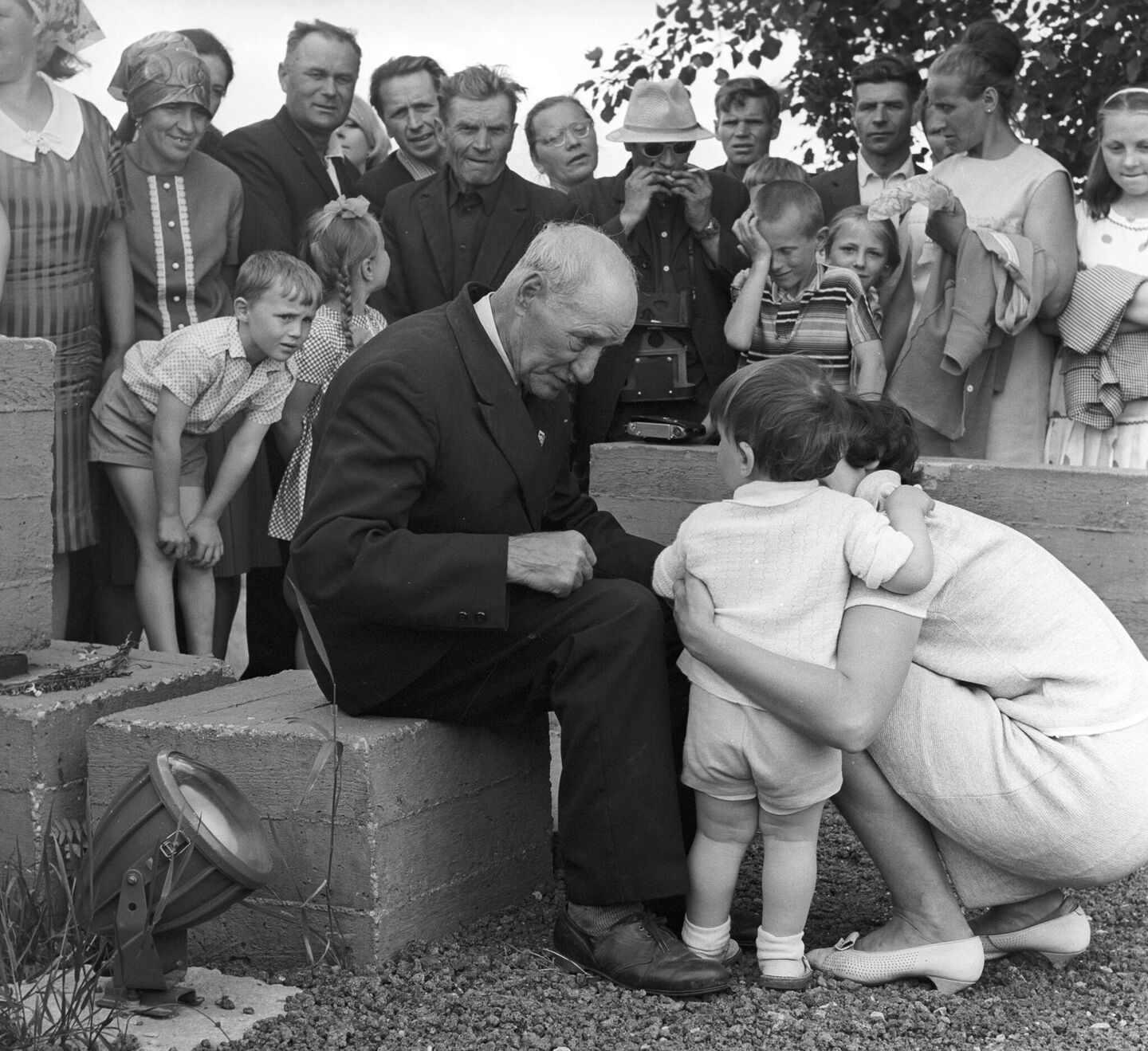 У мемориального комплекса Хатынь, 1970 год, в центре Иосиф Каминский - один из жителей Хатыни, оставшихся в живых после сожжения деревни гитлеровцами в годы Великой Отечественной войны 1941-1945 годов У мемориального комплекса Хатынь, 1970 год, в центре Иосиф Каминский - один из жителей Хатыни, оставшихся в живых после сожжения деревни гитлеровцами в годы Великой Отечественной войны 1941-1945 годов