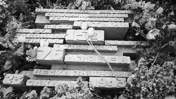 Знак на месте сарая, где были сожжены хатынцы, в Мемориальном комплексе Хатынь, 1970 год