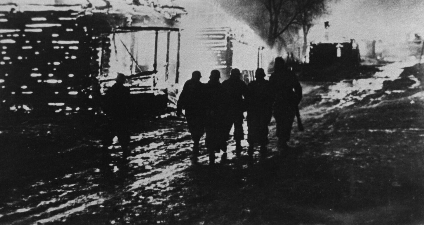 Великая Отечественная война 1941 - 1945 годов. Немецкие оккупанты оставляют сожженный белорусский город Великая Отечественная война 1941 - 1945 годов. Немецкие оккупанты оставляют сожженный белорусский город