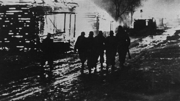Великая Отечественная война 1941 - 1945 годов. Немецкие оккупанты оставляют сожженный город