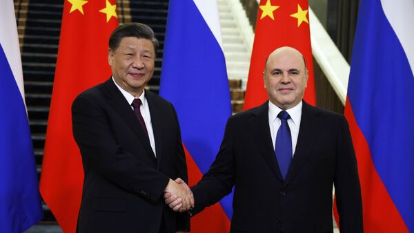 Председатель правительства РФ Михаил Мишустин и председатель Китайской Народной Республики Си Цзиньпин во время встречи. Архивное фото