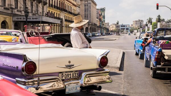 Винтажные автомобили в центре Гаваны, Куба