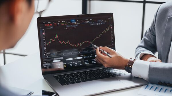 Графики инвестиционного фондового рынка на экране ноутбука