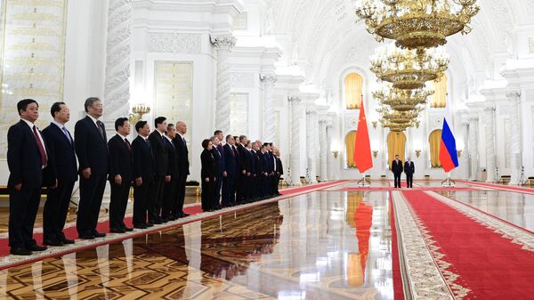 Президент РФ Владимир Путин, председатель КНР Си Цзиньпин и представители делегаций во время встречи в Москве