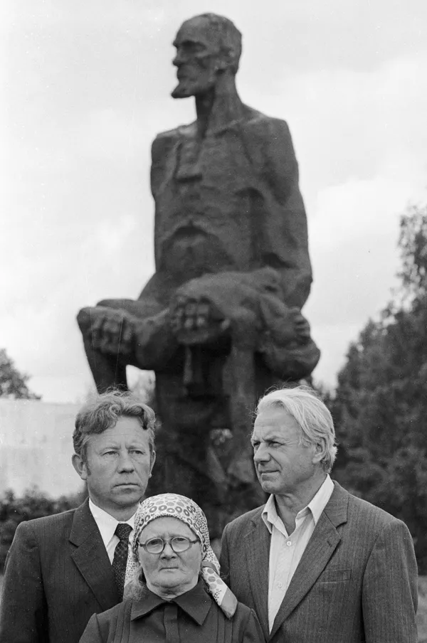 Виктор Желобкович, Софья Климович и Владимир Яскевич - жители деревни Хатынь, чудом избежавшие зверской расправы в годы Великой Отечественной войны, у памятника замученным фашистами жителям Хатыни