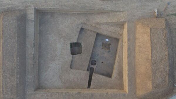 Фундамент 5500-летнего дома, обнаруженный на месте археологических раскопок в городке на севере Китая