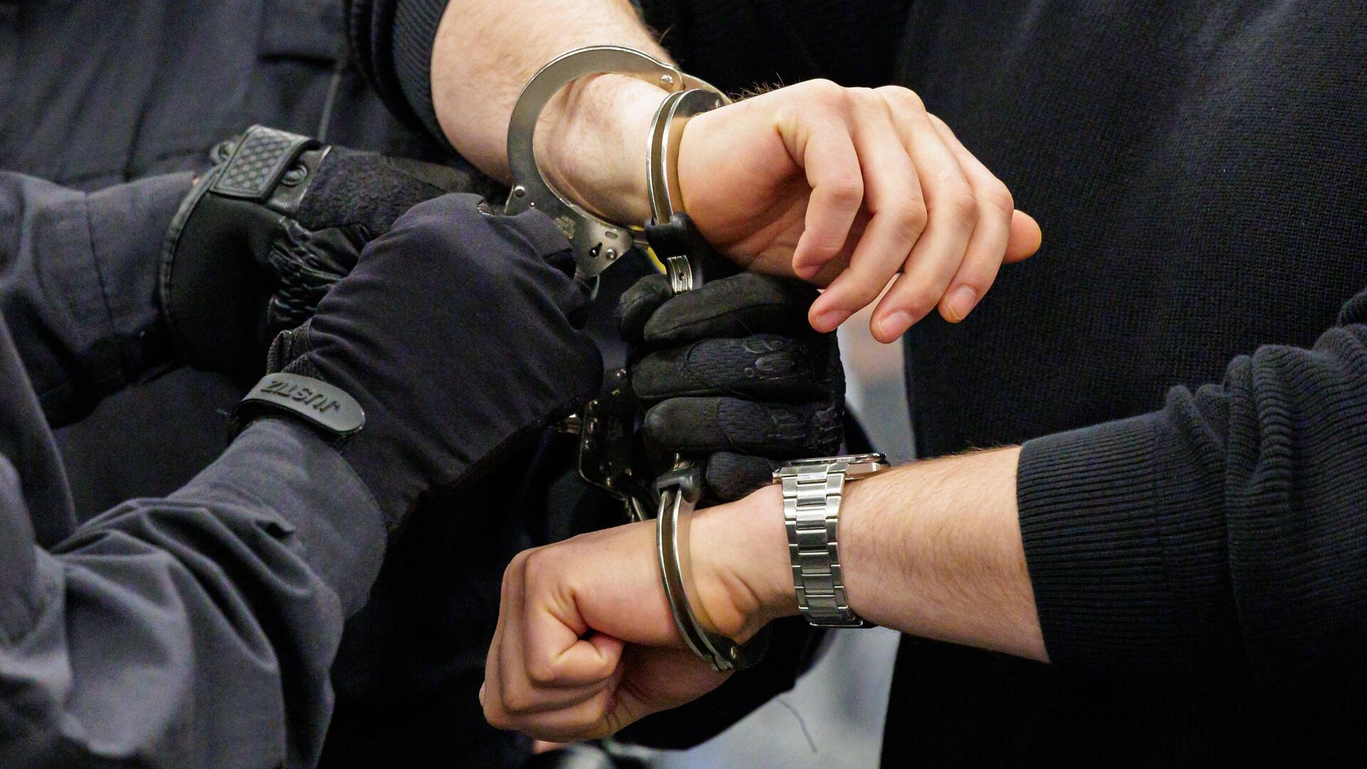 Призывная комиссия с наручниками | ОВД-Инфо