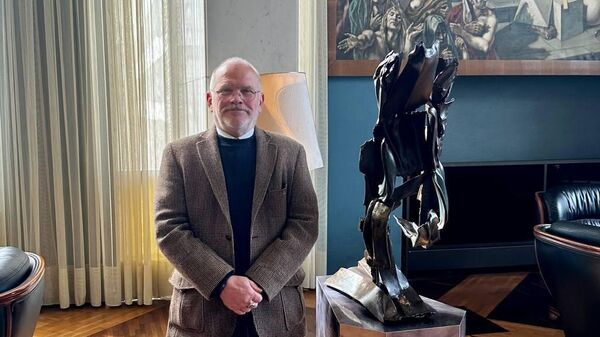 Французский скульптор-абстракционист Фредерик Марозелли передал в дар посольству России в Париже скульптуру под названием Марафон