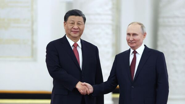 Президент России Владимир Путин и председатель КНР Си Цзиньпин во время встречи в Москве
