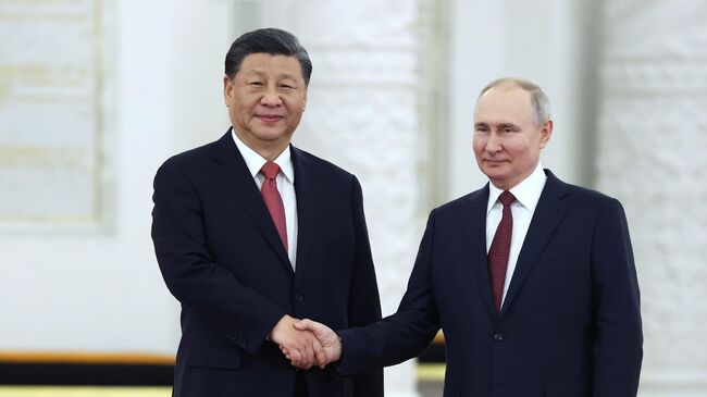 Президент РФ Владимир Путин и председатель КНР Си Цзиньпин во время встречи в Москве.