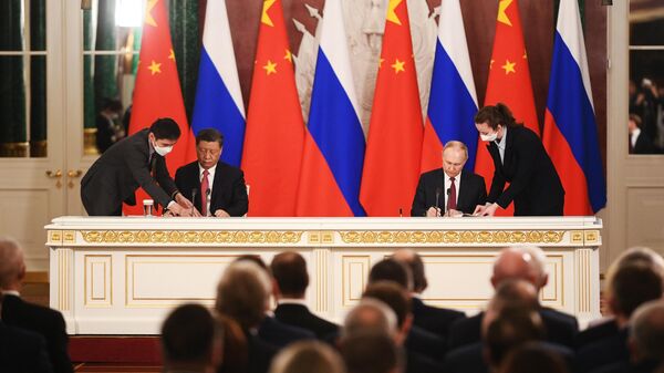 Президент РФ Владимир Путин и председатель КНР Си Цзиньпин на церемонии подписания совместных документов 