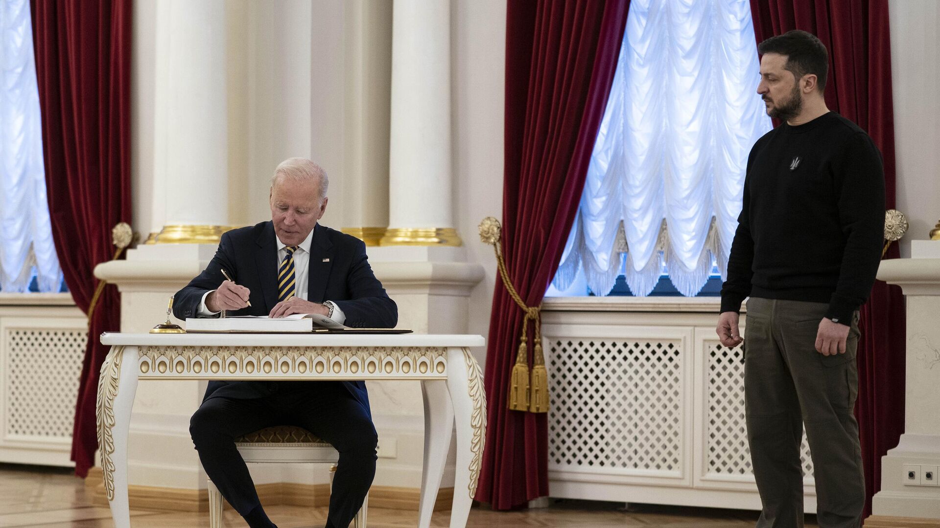 вице президент сша в кресле президента украины