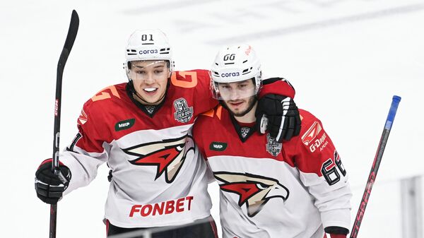 Игроки ХК Авангард Арсений Грицюк и Семён Чистяков (слева направо) 
