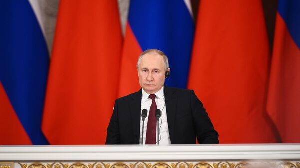 Президент РФ Владимир Путин на церемонии подписания совместных документов об углублении отношений и направлениях сотрудничества до 2030 года между Россией и КНР