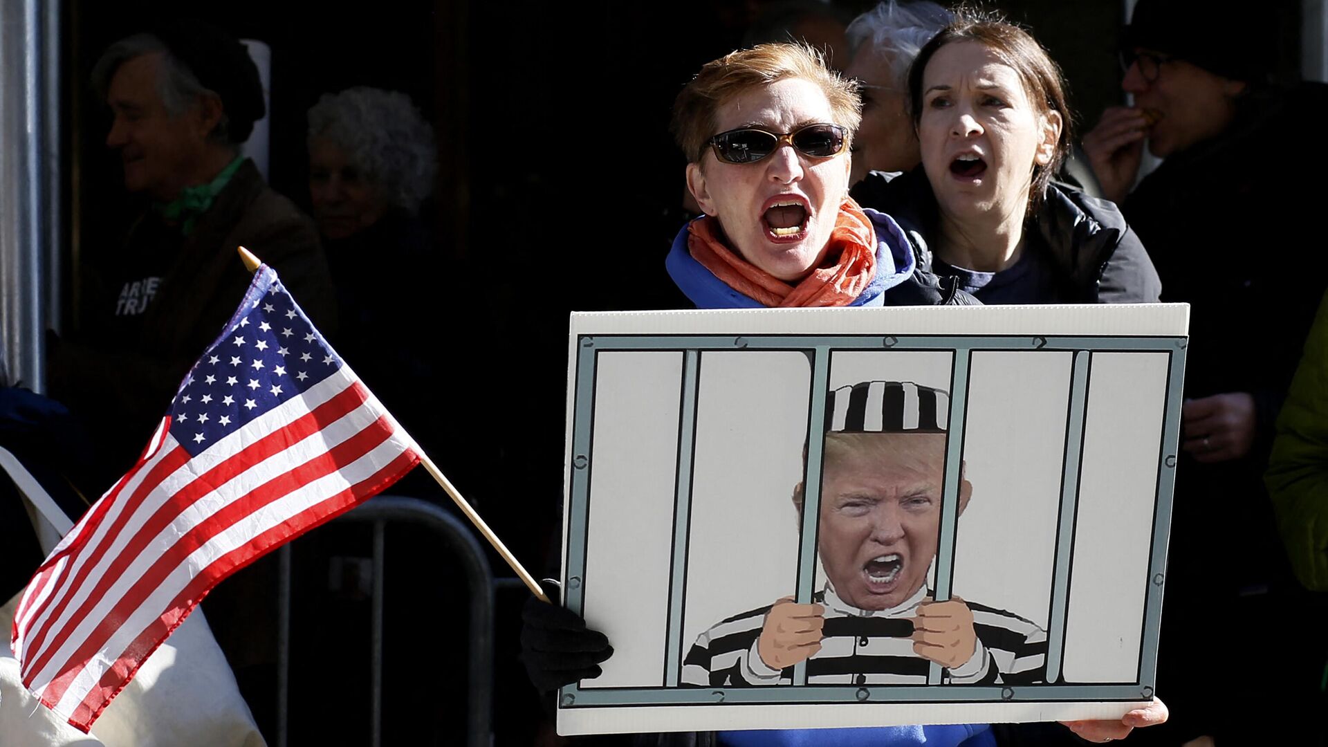 Противники Трампа протестуют возле офиса окружного прокурора Манхэттена в Нью-Йорке - РИА Новости, 1920, 21.03.2023