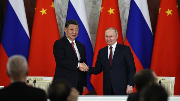 Президент России Владимир Путин и председатель КНР Си Цзиньпин на церемонии подписания совместных документов об углублении отношений и направлениях сотрудничества до 2030 года