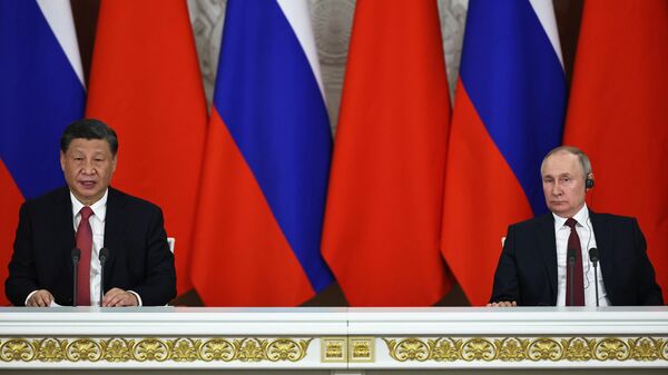 Президент РФ Владимир Путин и председатель КНР Си Цзиньпин на церемонии подписания совместных документов об углублении отношений и направлениях сотрудничества до 2030 года