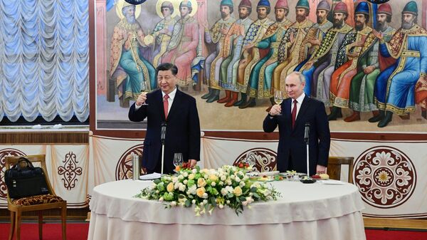 Президент России Владимир Путин и председатель КНР Си Цзиньпин на торжественном приеме в Грановитой палате Московского Кремля