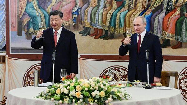 Президент России Владимир Путин и председатель КНР Си Цзиньпин на торжественном приеме в Грановитой палате Московского Кремля