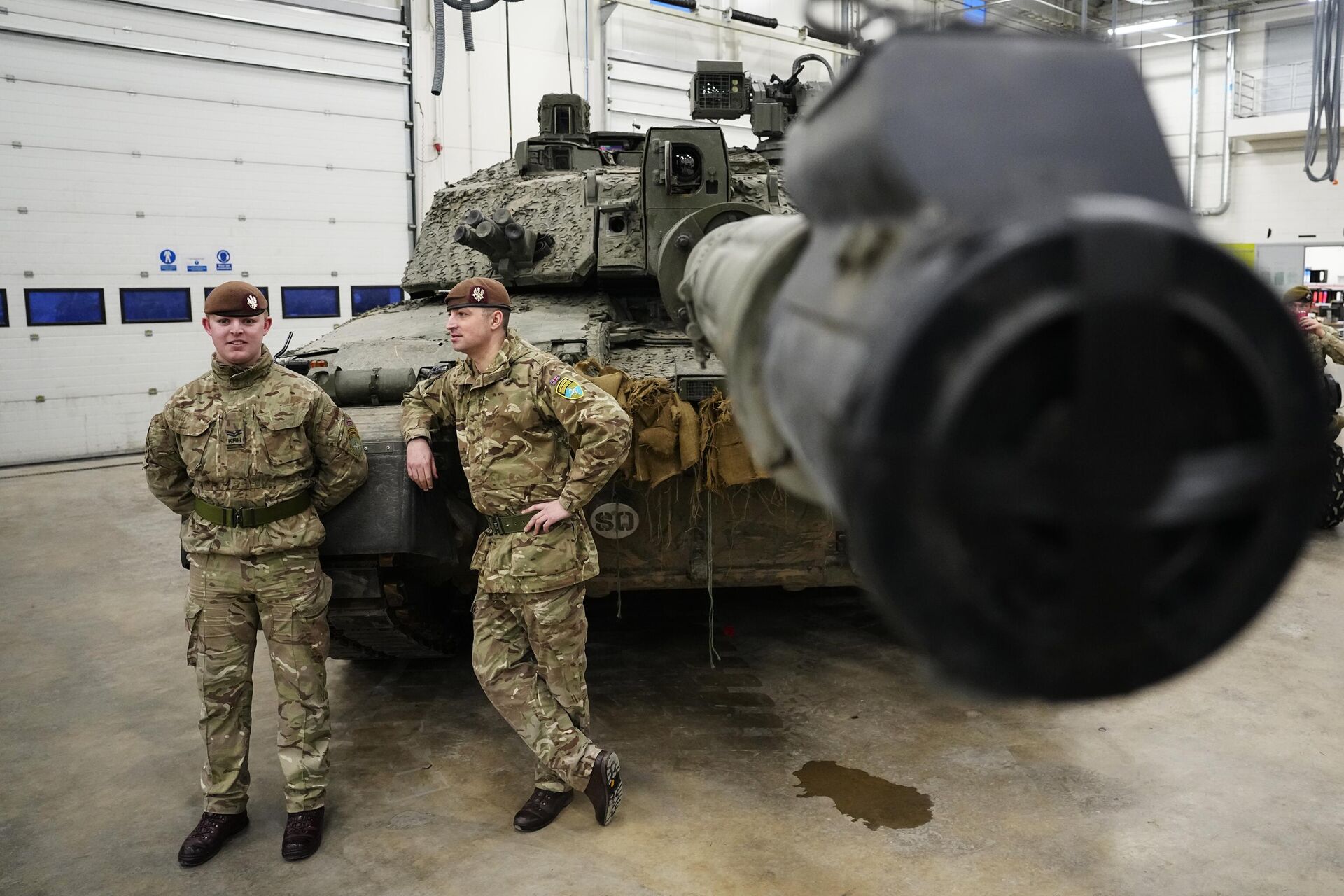 Британские военные стоят рядом с танком Challenger 2 на базе Тапа в Эстонии - РИА Новости, 1920, 05.09.2023