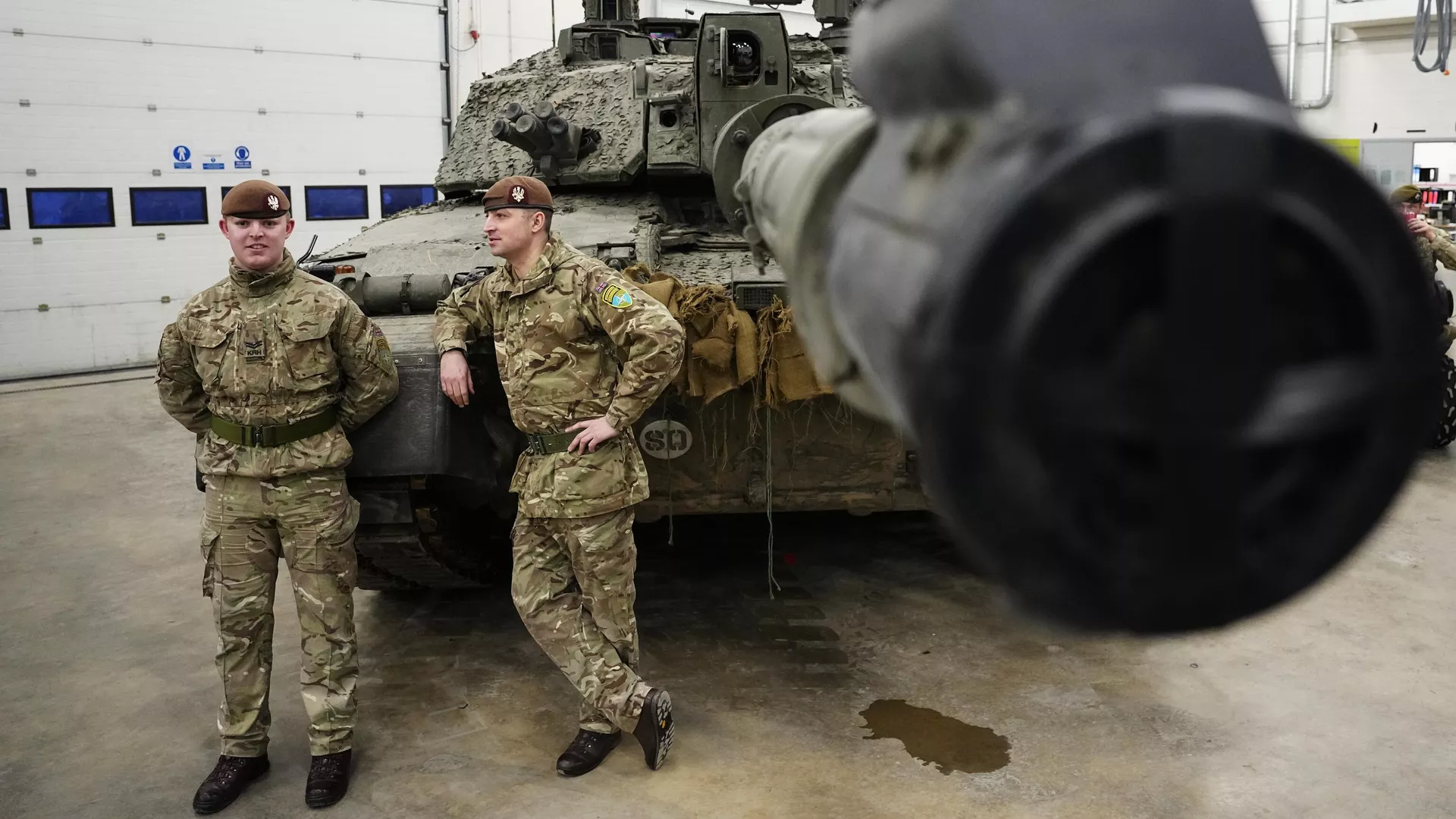 Британские военные стоят рядом с танком Challenger 2 на базе Тапа в Эстонии - РИА Новости, 1920, 05.08.2024