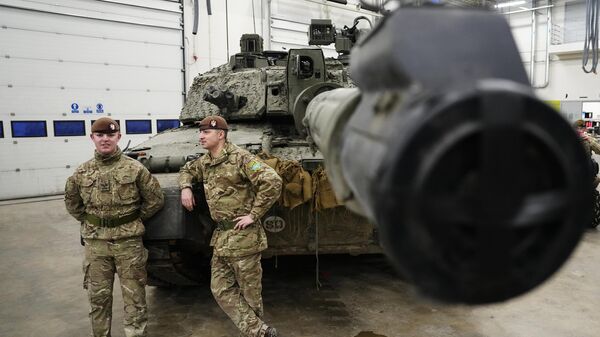Британские военные стоят рядом с танком Challenger 2 на базе Тапа в Эстонии