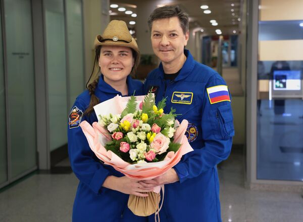 Космонавты Роскосмоса Анна Кикина и Олег Кононенко в аэропорту Домодедово