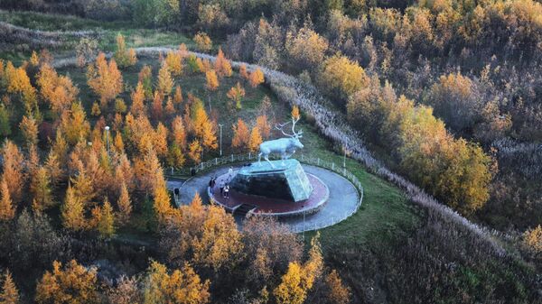 Памятник северному оленю на берегу реки Шайтанки в Салехарде.