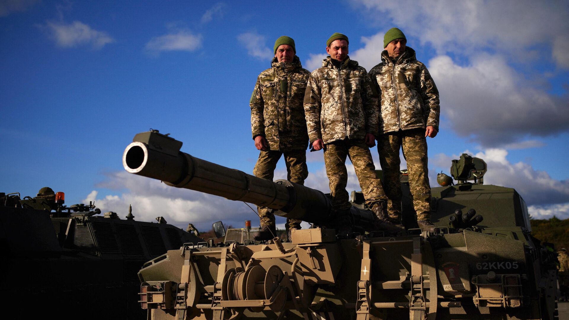 Украинские солдаты на танке Challenger 2 в лагере Бовингтон, Англия - РИА Новости, 1920, 22.03.2023