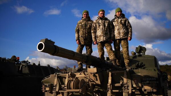 Украинские солдаты на танке Challenger 2 в лагере Бовингтон, Англия