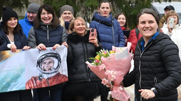 Космонавт Роскосмоса Анна Кикина во время встречи в Звездном городке