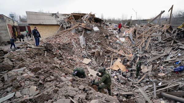 Сотрудники СЦКК фиксируют последствия обстрела со стороны ВСУ Донецка