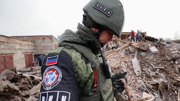 Сотрудник СЦКК фиксирует последствия обстрела со стороны ВСУ Петровского района Донецка
