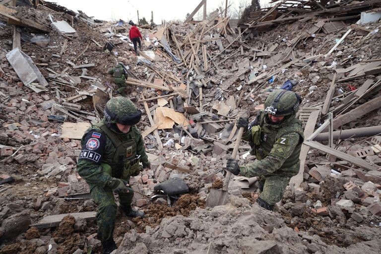 Сотрудники Совместного центра контроля и координации вопросов прекращения огня и стабилизации линии разграничения сторон фиксируют последствия обстрела со стороны ВСУ Петровского района Донецк