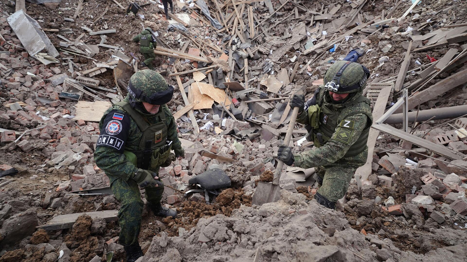 Сотрудники Совместного центра контроля и координации вопросов прекращения огня и стабилизации линии разграничения сторон фиксируют последствия обстрела со стороны ВСУ  - РИА Новости, 1920, 26.03.2023