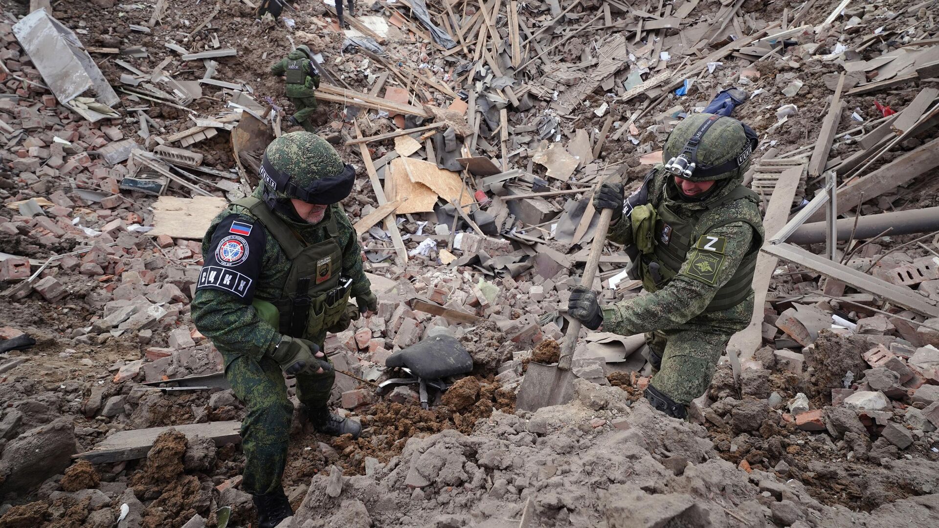 Сотрудники Совместного центра контроля и координации вопросов прекращения огня и стабилизации линии разграничения сторон фиксируют последствия обстрела со стороны ВСУ Петровского района Донецк - РИА Новости, 1920, 03.04.2023