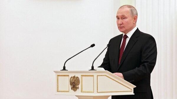 LIVE: Путин вручает премии в области литературы и искусства