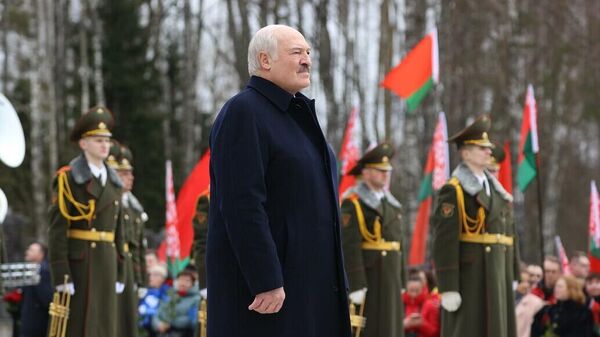 Президент Белоруссии Александр Лукашенко во время посещения мемориального комплекса Хатынь
