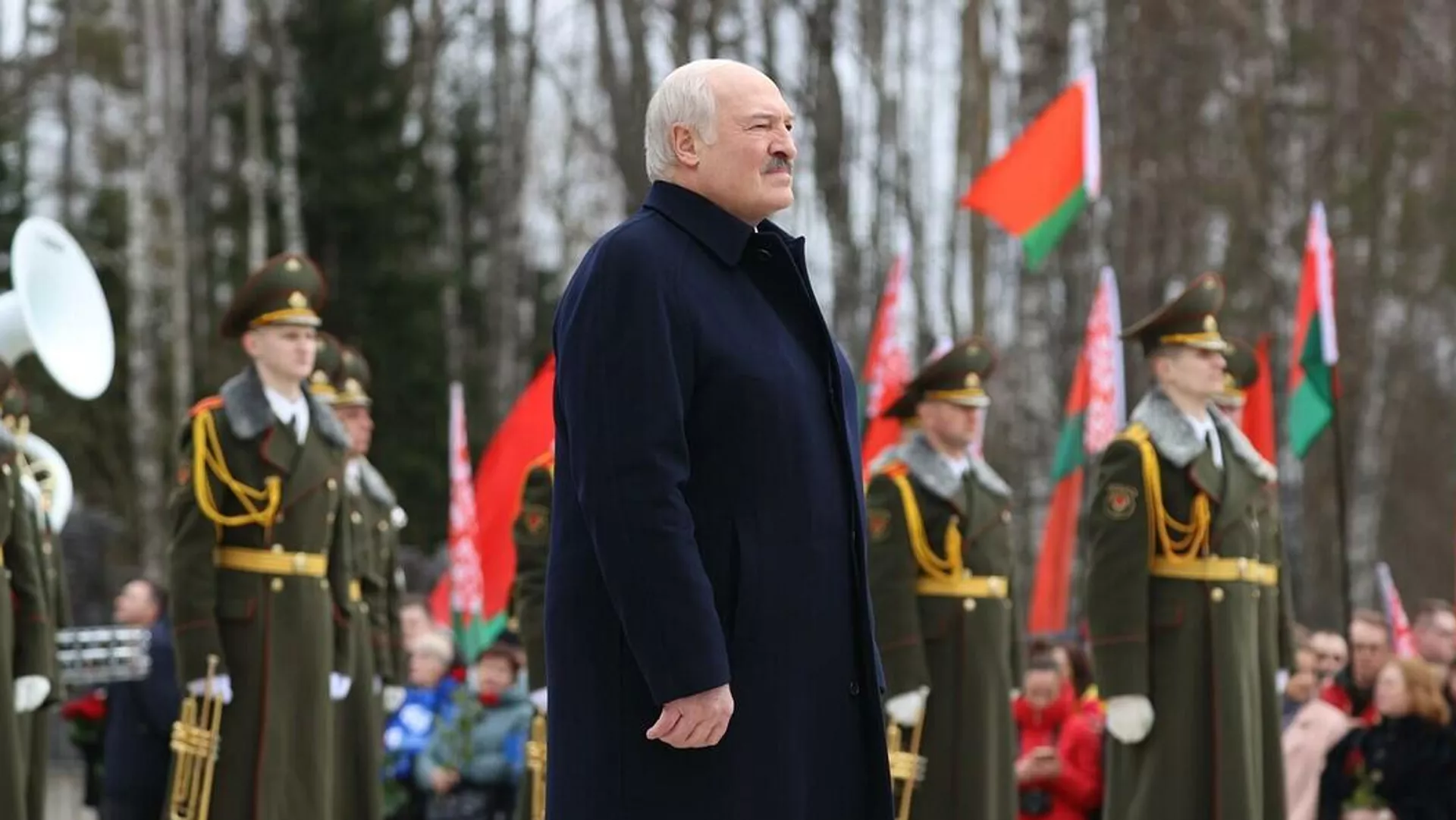 Президент Белоруссии Александр Лукашенко во время посещения мемориального комплекса Хатынь - РИА Новости, 1920, 22.03.2023