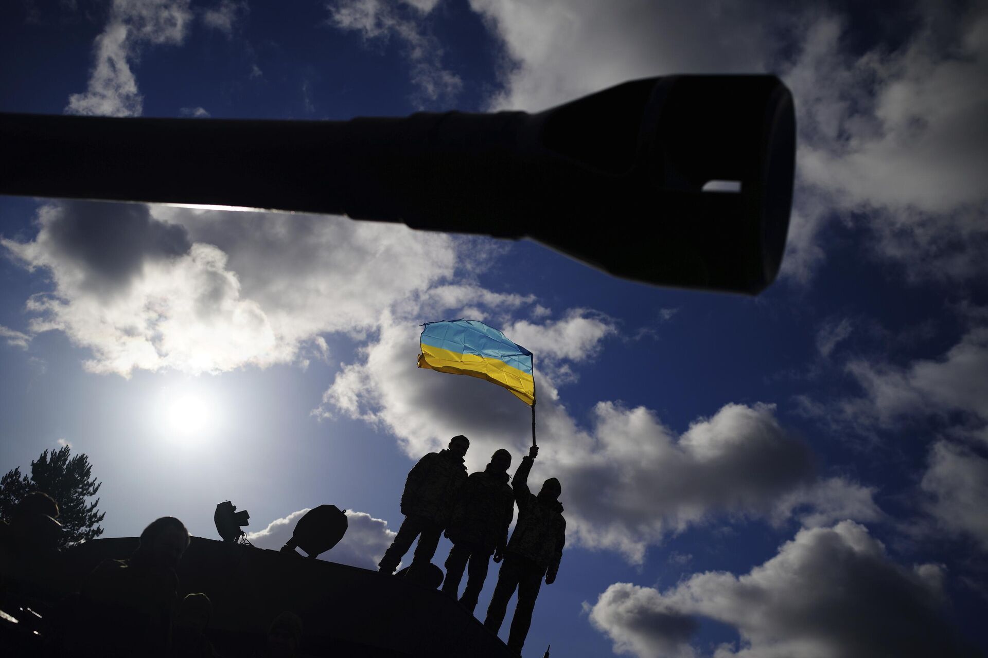 Украинские военнослужащие на танке Challenger 2 в лагере Бовингтон, Англия - РИА Новости, 1920, 18.03.2025