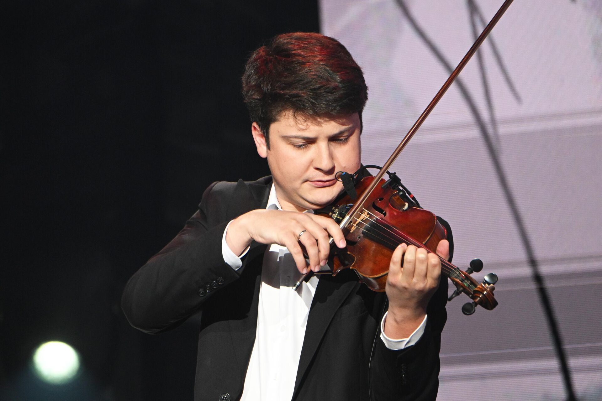 Violinist Pyotr Lundstrem performs at the ZOV poetry night dedicated to the special operation in Ukraine at the Academy concert hall in Moscow - RIA Novosti, 1920, 23.03.2023